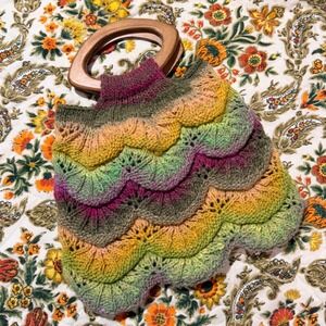 Handmade Knit Scalloped Ombre Space Dye Handbag Wood Ring Handle Boho Retro